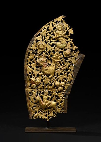 null TIBET - XVIIIe siècle
Fragment de mandorle en cuivre doré et repoussé et ajouré...