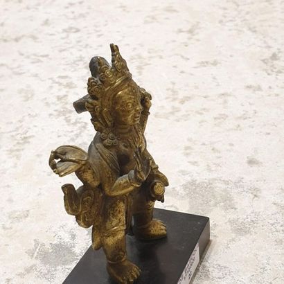 null NÉPAL - XVIIe siècle
Statuette en bronze doré de la dhyani bouddha sakti Mamaki...