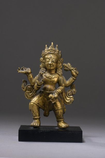 null NÉPAL - XVIIe siècle
Statuette en bronze doré de la dhyani bouddha sakti Mamaki...