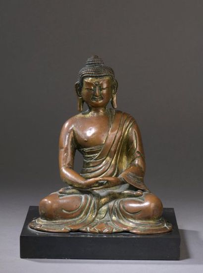 null TIBET - XVIe/XVIIe siècle
Statuette de bouddha en bronze à traces de dorure...