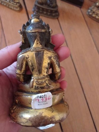 null TIBET - XVIIIe siècle
Statuette de bouddha Amitayus en bronze doré tenant le...