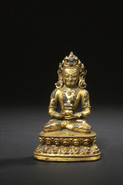 null TIBET - XVIIIe siècle
Statuette de bouddha Amitayus en bronze doré tenant le...