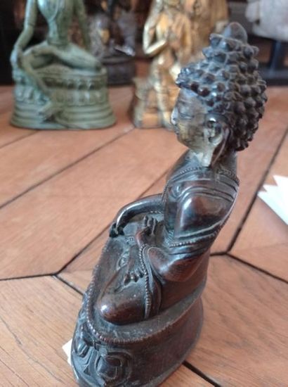 null TIBET - XVIIIe siècle
Statuette du bouddha Sakyamuni en bronze à patine brune,...