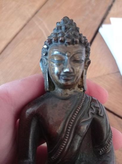 null TIBET - XVIIIe siècle
Statuette du bouddha Sakyamuni en bronze à patine brune,...
