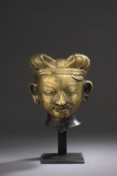 null NÉPAL - XVIIe siècle
Tête en bronze doré d'un lama ou d'un roi, les yeux grand...