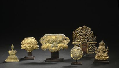 null TIBET - XVIIIe siècle
Ensemble en cuivre repoussé et doré comprenant deux têtes...