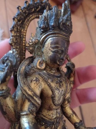 null NÉPAL - XVIIe siècle
Statuette en bronze doré de Vishnu debout à quatre bras...