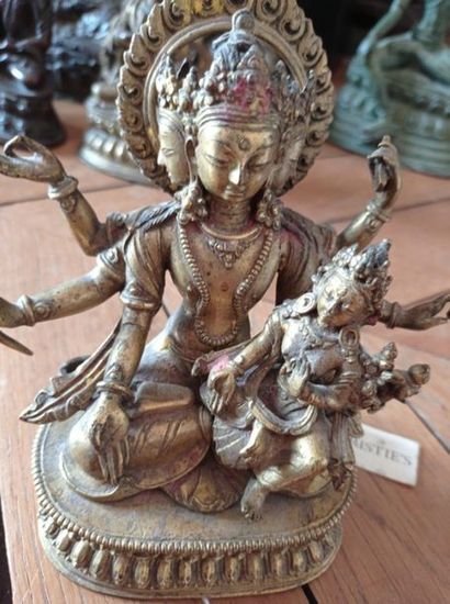 null NÉPAL - XVIIIe siècle
Groupe en bronze doré d'Umamaheshvara à six bras assis...