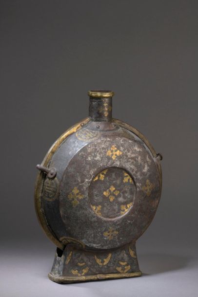 null TIBET - XVIIe/XVIIIe siècle
Gourde en fer et incrustation de cuivre doré et...