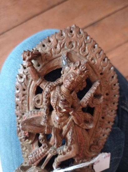 null NÉPAL - XVIIe siècle
Petite statuette en bois à traces de polychromie, de Vajravarahi...