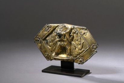 null TIBET - XVIIe siècle
Fragment de plaque en cuivre repoussé et doré d'un couple...