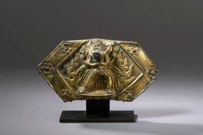 null TIBET - XVIIe siècle
Fragment de plaque en cuivre repoussé et doré d'un couple...