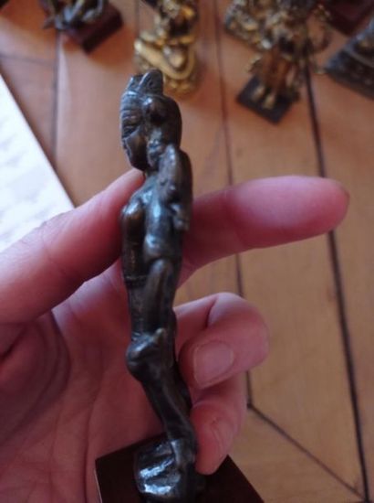 null TIBET - XIIIe/XIVe siècle
Statuette en bronze de Vajrapani debout tenant des...