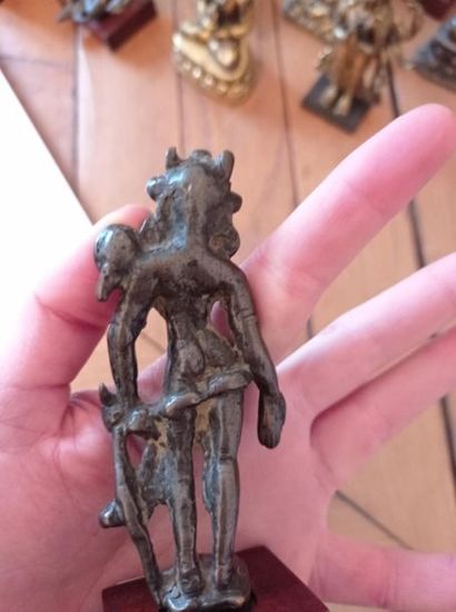 null TIBET - XIIIe/XIVe siècle
Statuette en bronze de Vajrapani debout tenant des...
