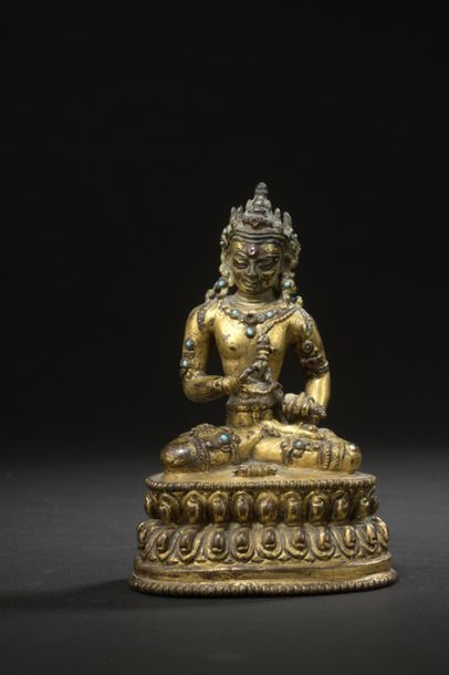 null NÉPAL - XVIe/XVIIe siècle
Statuette de l'adibouddha en bronze doré, Dharmavajra...