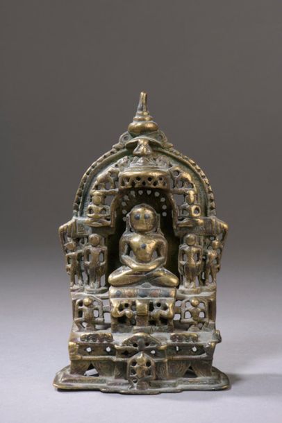 null INDE - XVe/XVIe siècle
Petite stèle en laiton incrustée d'argent et de cuivre,...