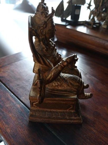 null TIBET - XVIe siècle
Statuette en bronze doré de Virupaksa assis à l'européenne...