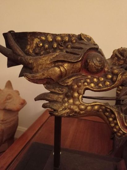 null TRAVAIL SINO-TIBÉTAIN - XVIIIe siècle
Tête de dragon en cuivre repoussé et doré...