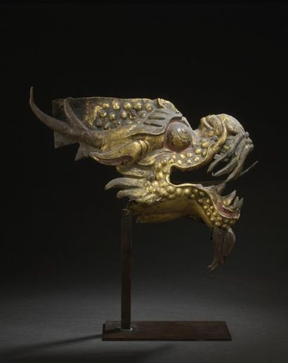 null TRAVAIL SINO-TIBÉTAIN - XVIIIe siècle
Tête de dragon en cuivre repoussé et doré...