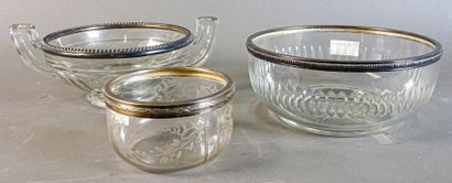 null Réunion de trois coupes en verre de style Louis XVI, la monture en argent à...