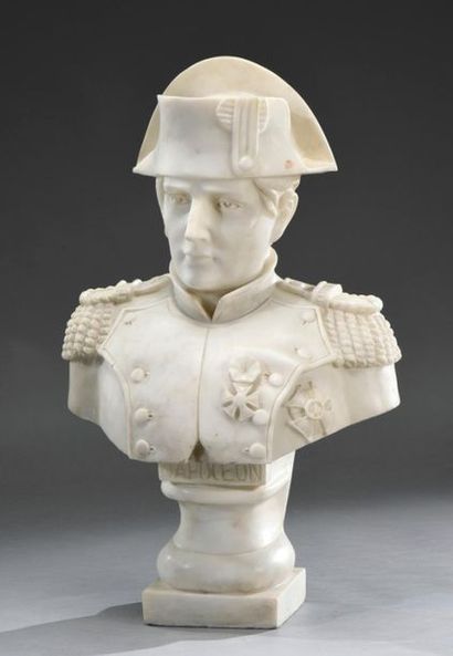 null Napoléon
Important buste en marbre sculpté
H. 84 cm
Accident
