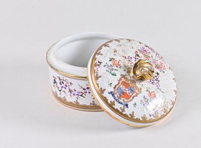 null Manufacture de SAMSON
Boîte ronde couverte en porcelaine à décor polychrome...