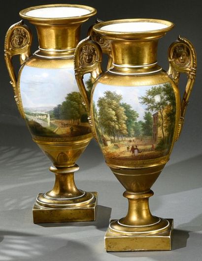null PARIS
Paire de beaux vases balustre en porcelaine dorée sur une face à décor...