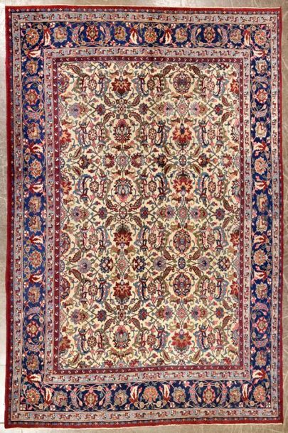 null MECHED - Iran
Tapis en laine à motif floral sur fond clair
XXe siècle
H. 390...