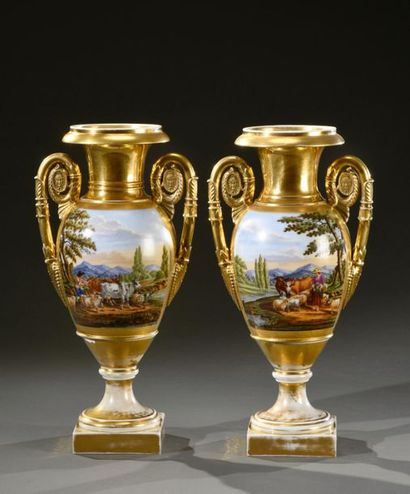 null PARIS
Paire d'importants vases ovoïdes en porcelaine blanche et or ornés sur...