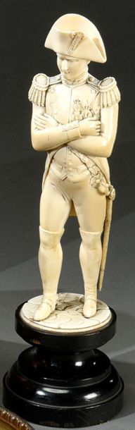 null **Grande statuette de Napoléon en pied, en uniforme des chasseurs à cheval,...
