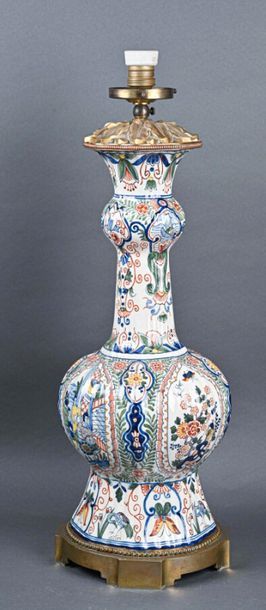 null Important vase en faïence dans le goût de Rouen, monté en lampe, à décor dit...