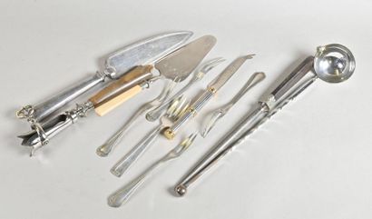 null Partie de ménagère en métal argenté composé de : douze couteaux de table, un...