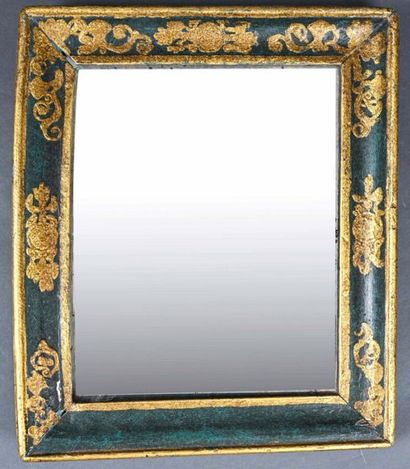 null Petit miroir rectangulaire, encadrement en bois laqué vert et bouquet doré
XIXe...