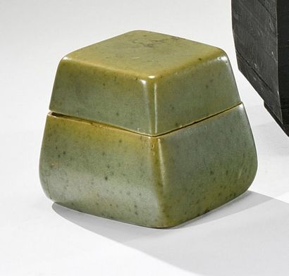 null Catherine ANDRAULT (XXe-XXIe siècle)
Boîte pyramidale en céramique vert
Signée...