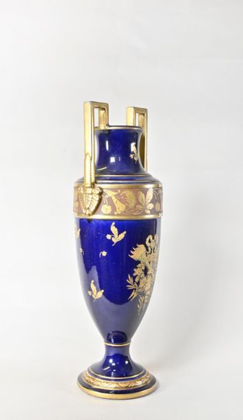 null TOURS
Grand vase en porcelaine bleu et or à décor de trophées et frise de fleurs,...