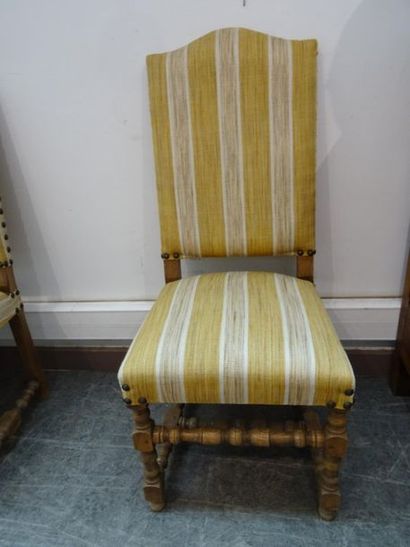 null Suite de six chaises en chêne à dossier jaune et blanc, pieds tournés à entretoise...