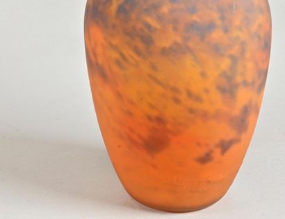 null MULLER Frères Lunéville
Vase balustre 
Epreuve en verre marmoréen nuancé orange...