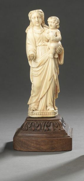 null VIERGE À L'ENFANT en ivoire sculpté en ronde-bosse.
Espagne ?, XVIIe siècle.
H....