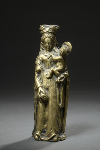 null VIERGE à l'Enfant en bronze fondue en deux parties assemblées. La Vierge tient...