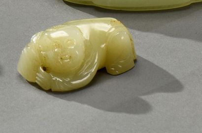 null CHINE - Début du XXe siècle
Petite statuette pendentif formant amulette en jadéite...