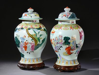 null CHINE - Fin du XIXe siècle
Paire de potiches couvercles en porcelaine, à décor...