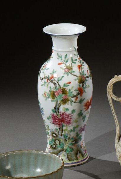 null CHINE - XIXe siècle
Vase en porcelaine à décor de style Yongchen deux chauves-souris...