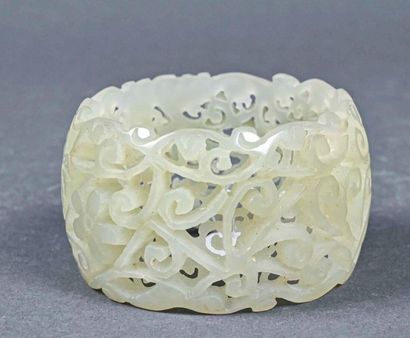 null CHINE, Canton - Fin du XIXe siècle
Bracelet en jade céladon sculpté et ajouré...
