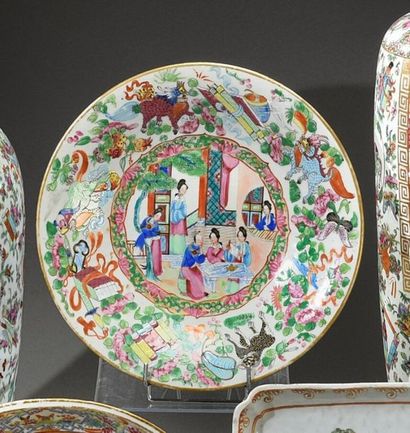 null CHINE, Canton - XIXe siècle
Plat en porcelaine, à décor polychrome d'une scène...