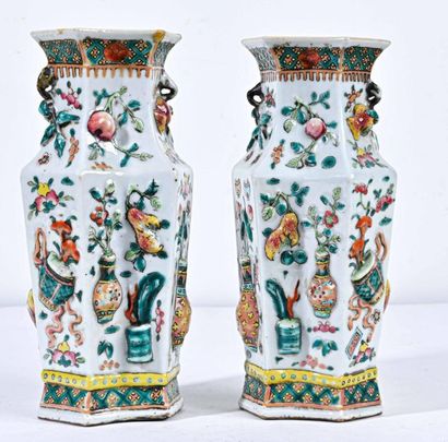 null CHINE - Début du XIXe siècle
Paire de vases hexagonaux légèrement incurvés en...
