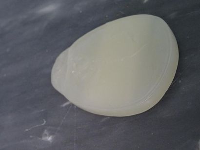 null CHINE - Début du XXe siècle
Petite amulette pendentif en jade blanc, de forme...
