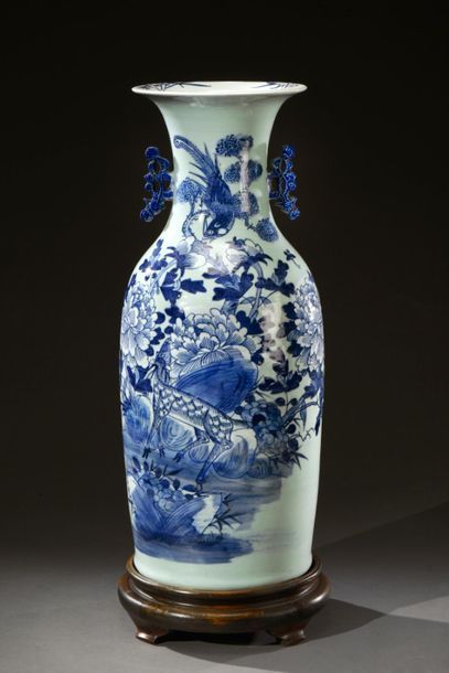 null CHINE - XIXe siècle 
Grand vase à deux anses en porcelaine, à décor bleu et...