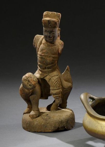 null CHINE - XVe siècle
Statuette reliquaire représentant un guerrier assis sur un...