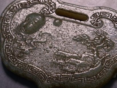 null CHINE - Vers 1900
Amulette en jade céladonné à forme d'une pétale de lotus,...