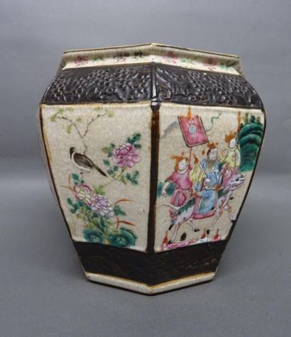 null CHINE, Nankin Début du XIXe siècle
Cache-pot de forme octogonale en porcelaine...